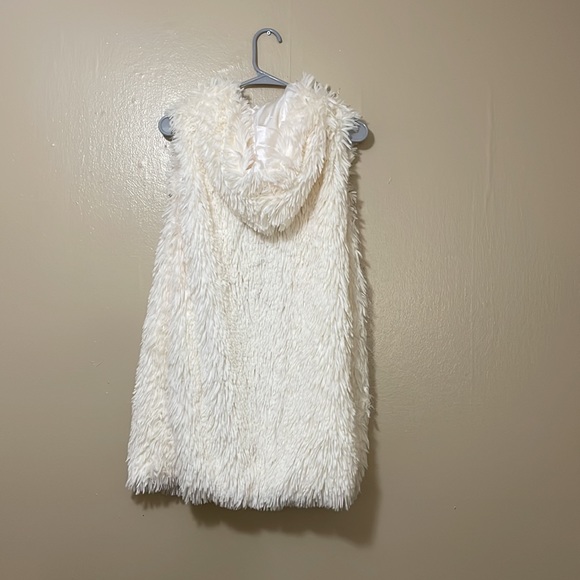 🌸 Clearance! 🌸 White Sleeveless Fuzzy Vest/Coat Size S - Picture 2 of 7